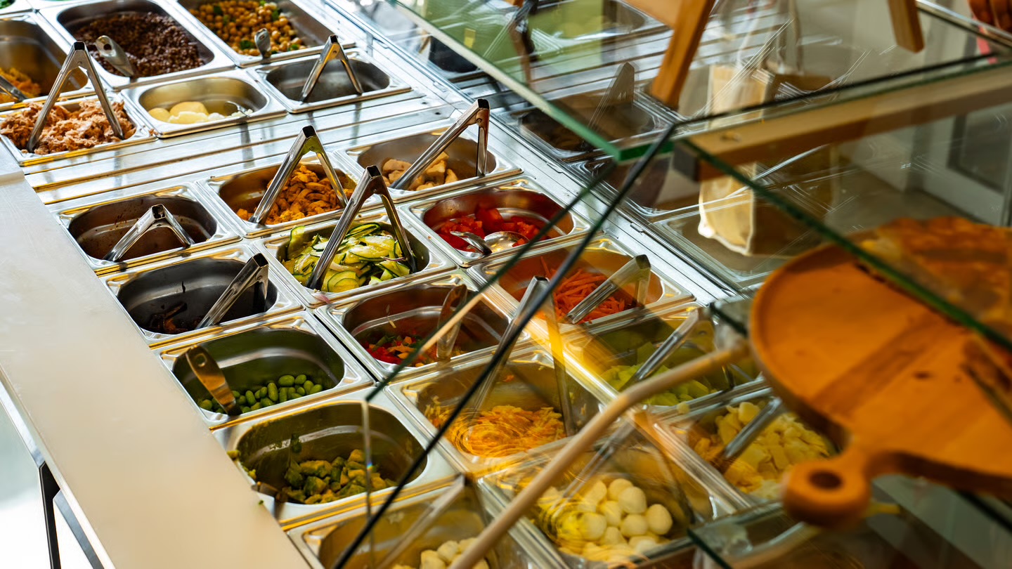 Le comptoir à ingrédients frais des Petites Natures, prêt pour la préparation des plateaux repas