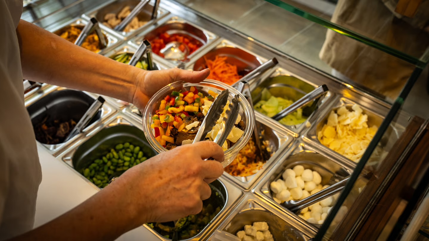 Une salade préparée au comptoir des Petites Natures, parmi les ingrédients frais