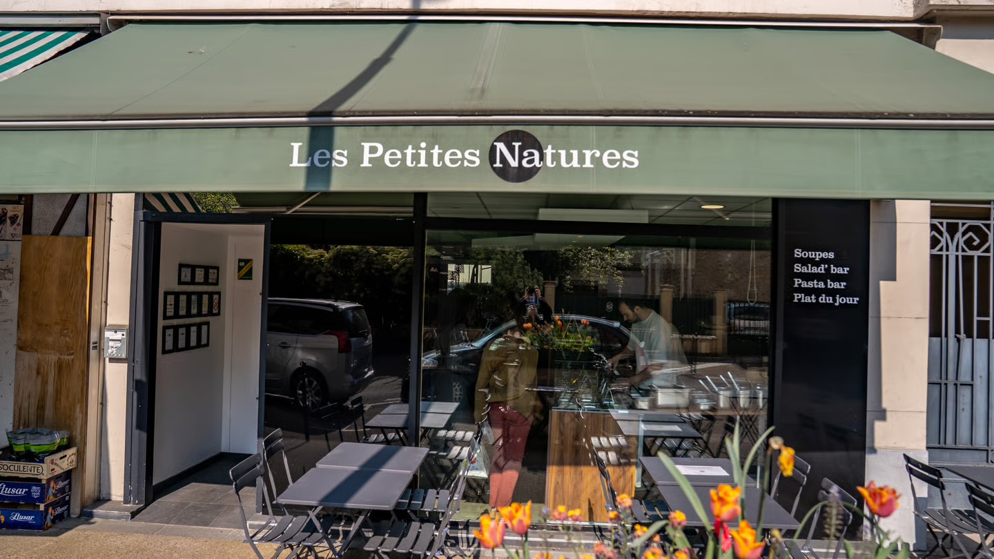 La façade des Petites Natures à Rueil-Malmaison, terrasse et vitrine