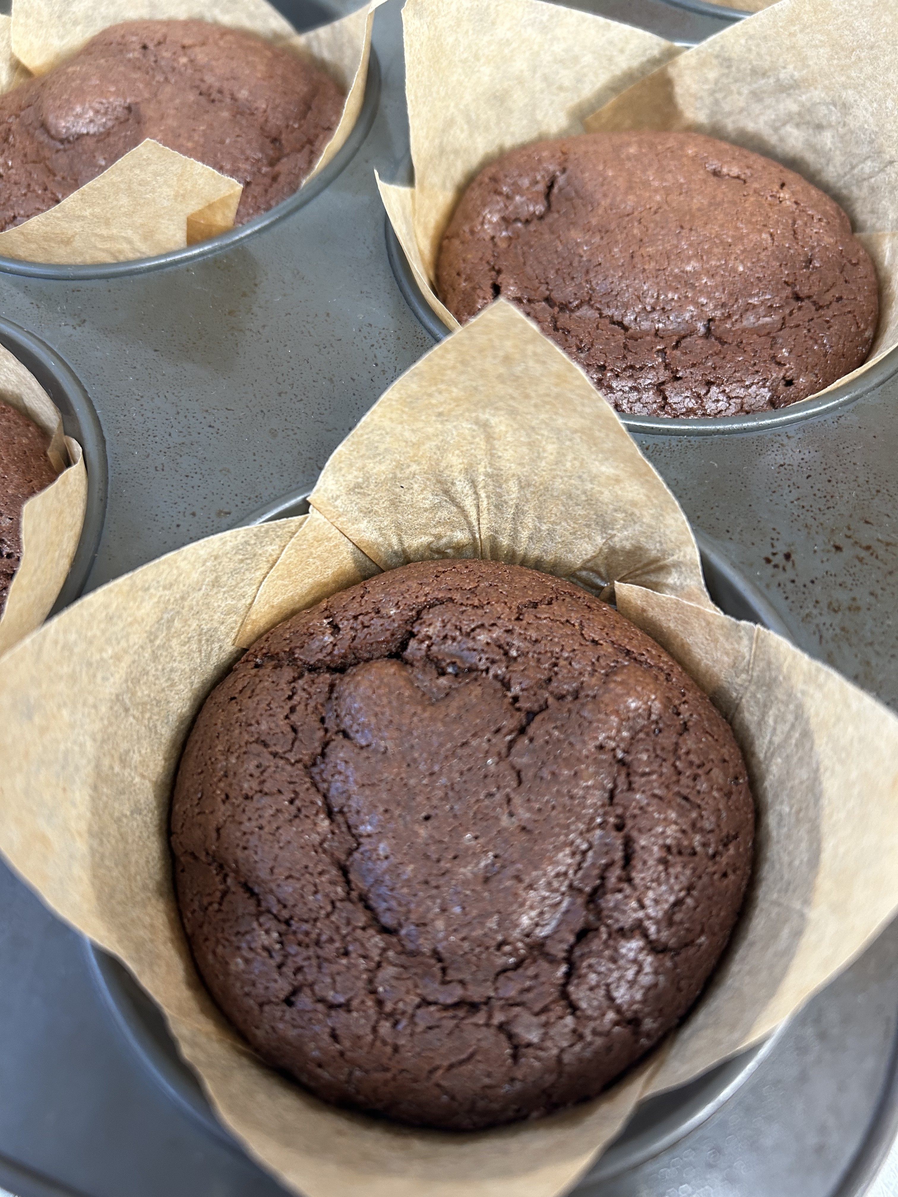 Fondants au chocolat maison sortis du moule, préparés chez Les Petites Natures