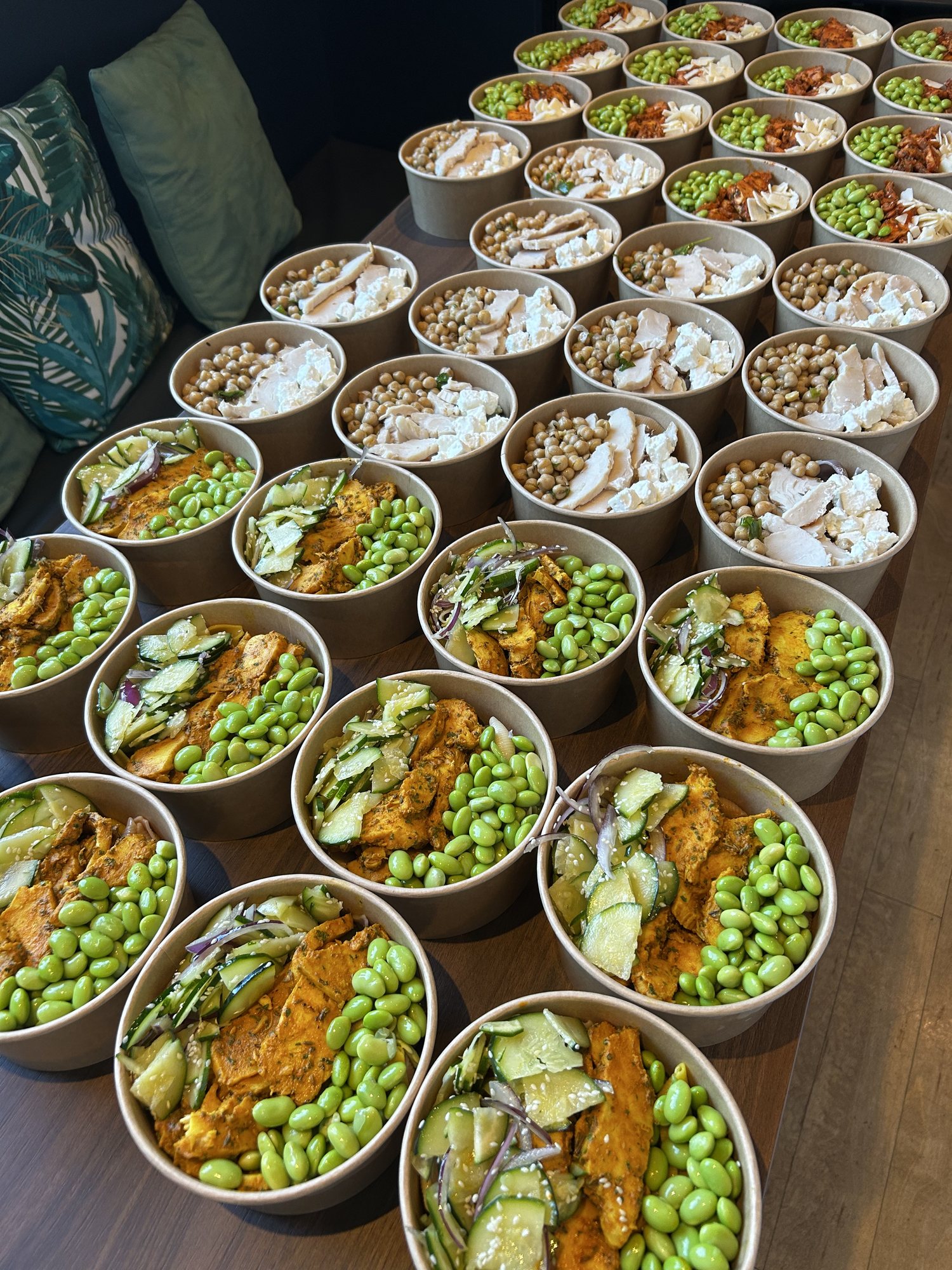 Bols de salade composée en préparation pour les plateaux repas des Petites Natures